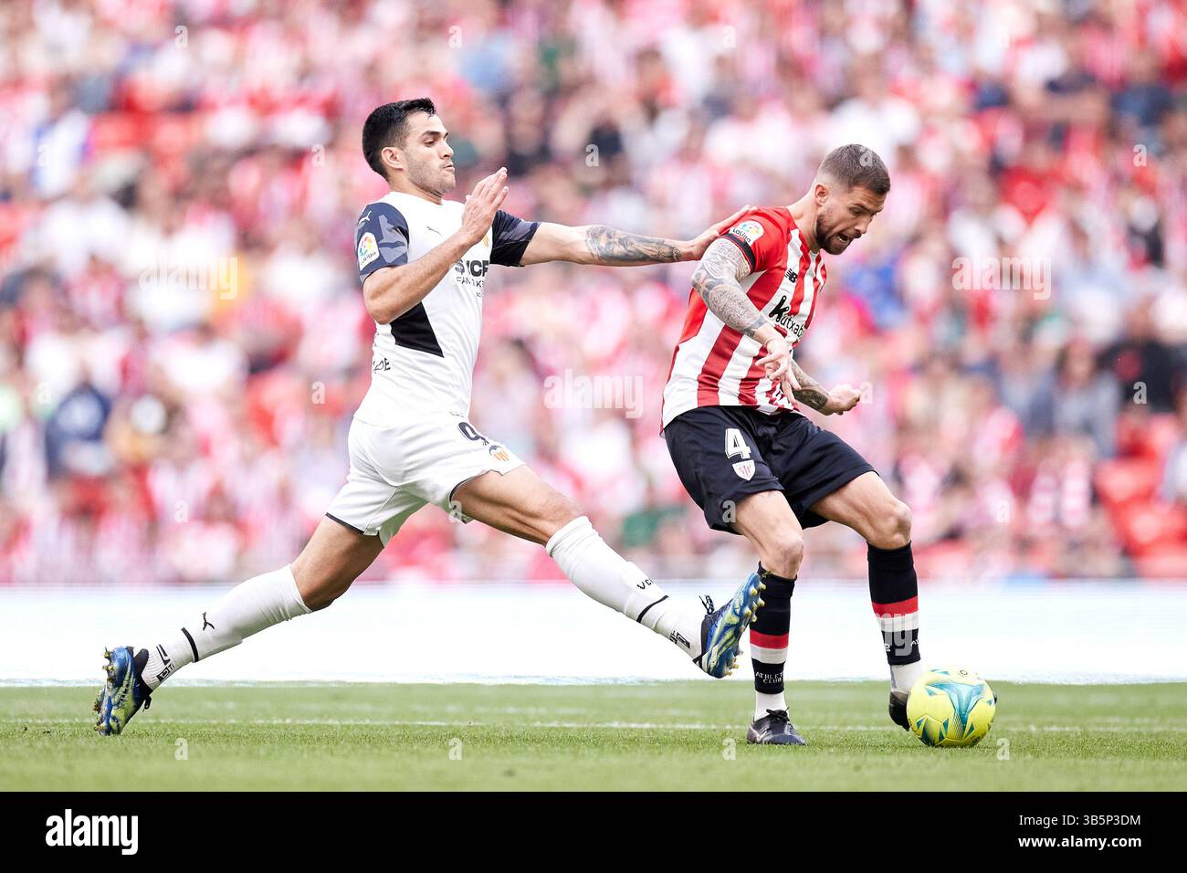 7 maggio 2022, Bilbao, Bizkaia, Spagna: Inigo Martinez dell'Athletic Club compete per il pallone con Maxi Gomez del Valencia CF durante la partita di campionato spagnolo della Liga tra Athletic Club e Valencia CF a San Mames il 7 maggio 2022, a Bilbao, Spagna. (Immagine di credito: © Ricardo Larreina/AFP7 via ZUMA Press Wire) Foto Stock