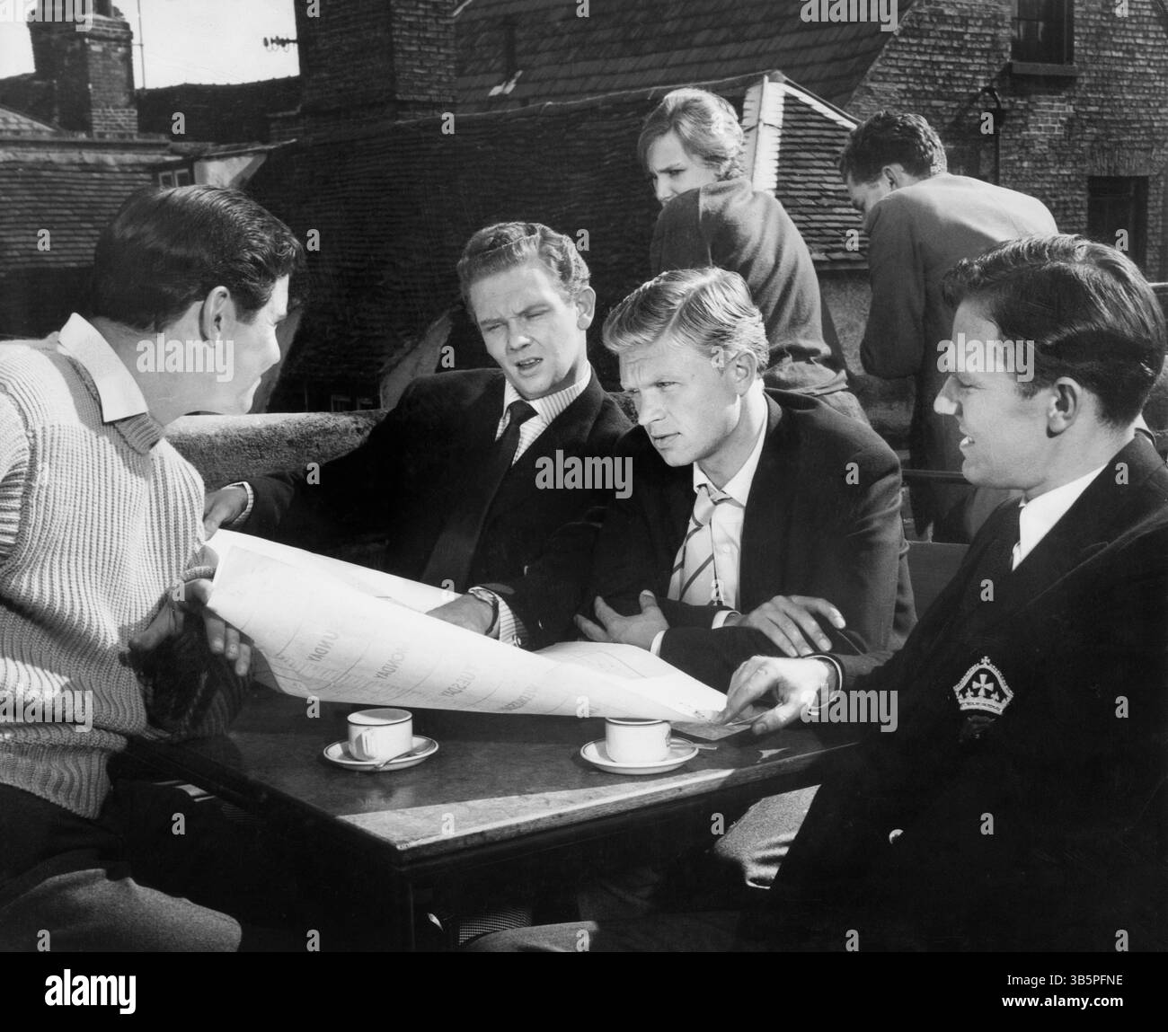 23 ottobre 2020, Stati Uniti: Ronald Lewis, Peter Myers, Hardy Kruger, Jeremy Burnham, sul set del film britannico, ''Bachelor of Hearts'', foto di Albert Clarke, Rank Film Distributors, 1958 (immagine di credito: © JT Vintage/Glasshouse via ZUMA Press Wire) Foto Stock