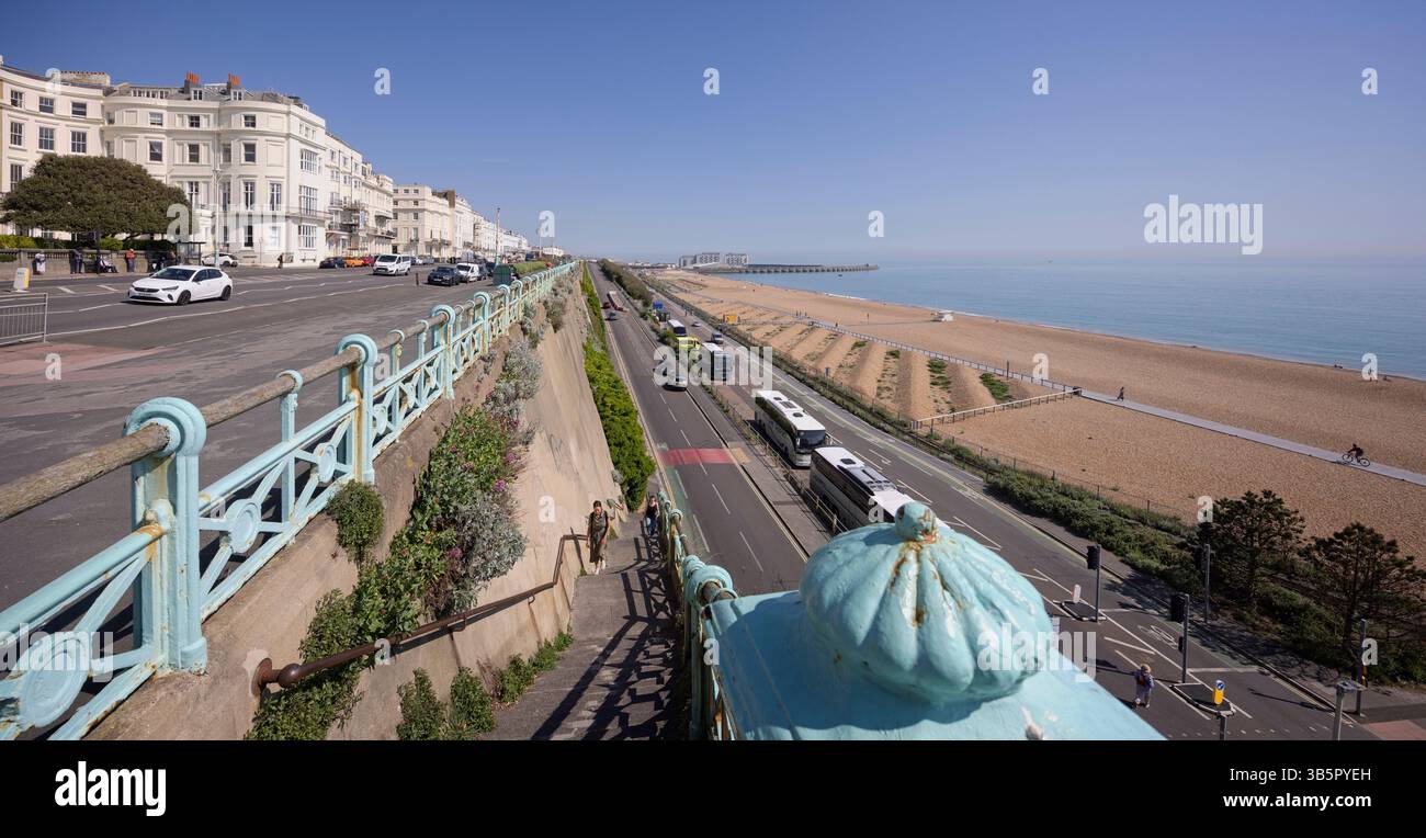 Ammira la terrazza vittoriana di Madeira e la parata marina verso la Marina di Brighton, Sussex, Regno Unito il 28 aprile 2025 Foto Stock