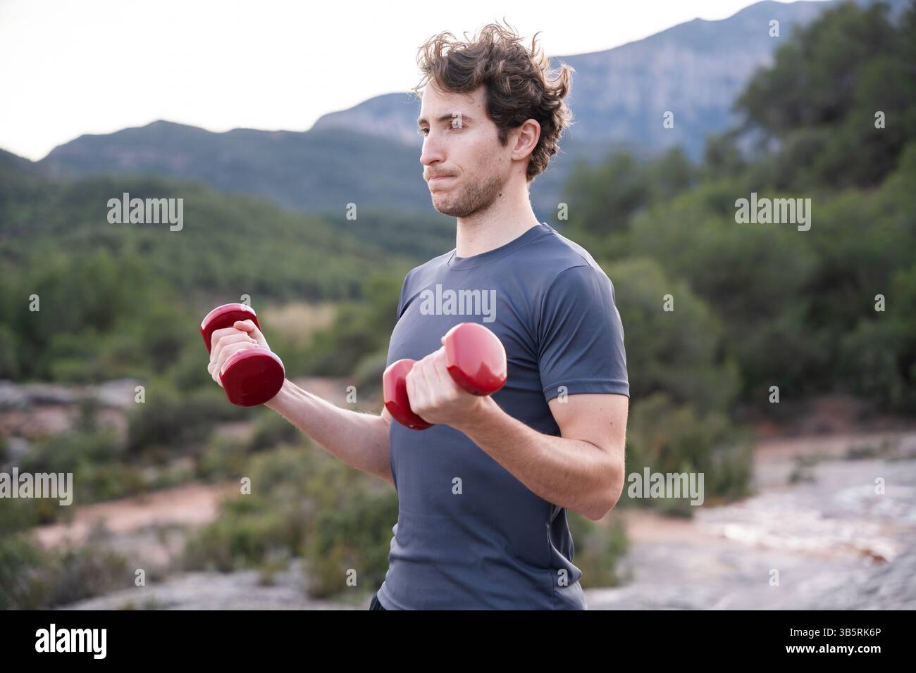 Sport e allenamento di forza in un ambiente naturale. Vita attiva, sviluppo muscolare e aria fresca Foto Stock