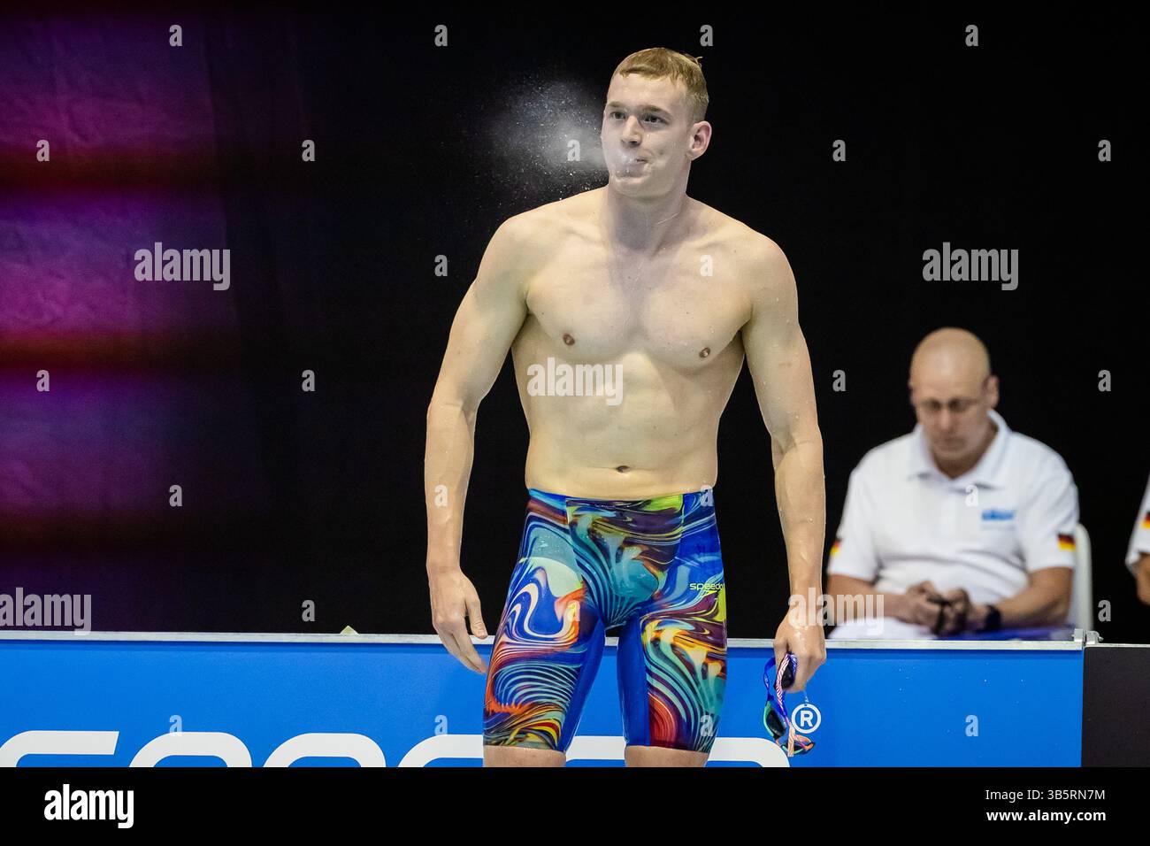 Berlino, Germania. 2 maggio 2025. Nuoto: Campionati tedeschi, SSE Europasportpark Berlino - 1500m freestyle femminile tempo più veloce: Sven Schwarz dopo la sua vittoria con il record europeo. Crediti: Christoph Soeder/dpa/Alamy Live News Foto Stock