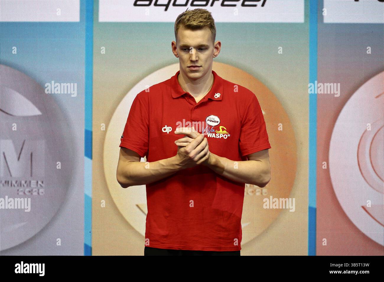 Berlino, Germania. 2 maggio 2025. Nuoto: Campionati tedeschi, SSE Europasportpark Berlino - 800m freestyle uomini tempo più veloce: Sven Schwarz alla cerimonia di premiazione per il suo record europeo. Crediti: Christoph Soeder/dpa/Alamy Live News Foto Stock