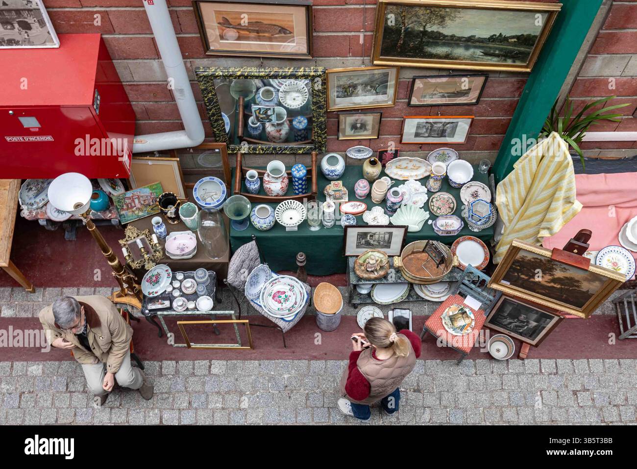 Vista ad alto angolo di Chinaware e altri beni usati in vendita al mercato delle pulci di Saint Ouen nel quartiere Saint-Ouen-sur-Seine di Parigi, Francia Foto Stock