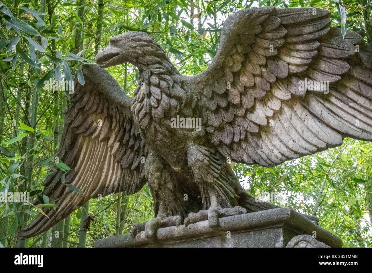 Scultura del giardino dell'aquila nella residenza Swan House sui terreni dell'Atlanta History Center a Buckhead, Atlanta, Georgia. (USA) Foto Stock