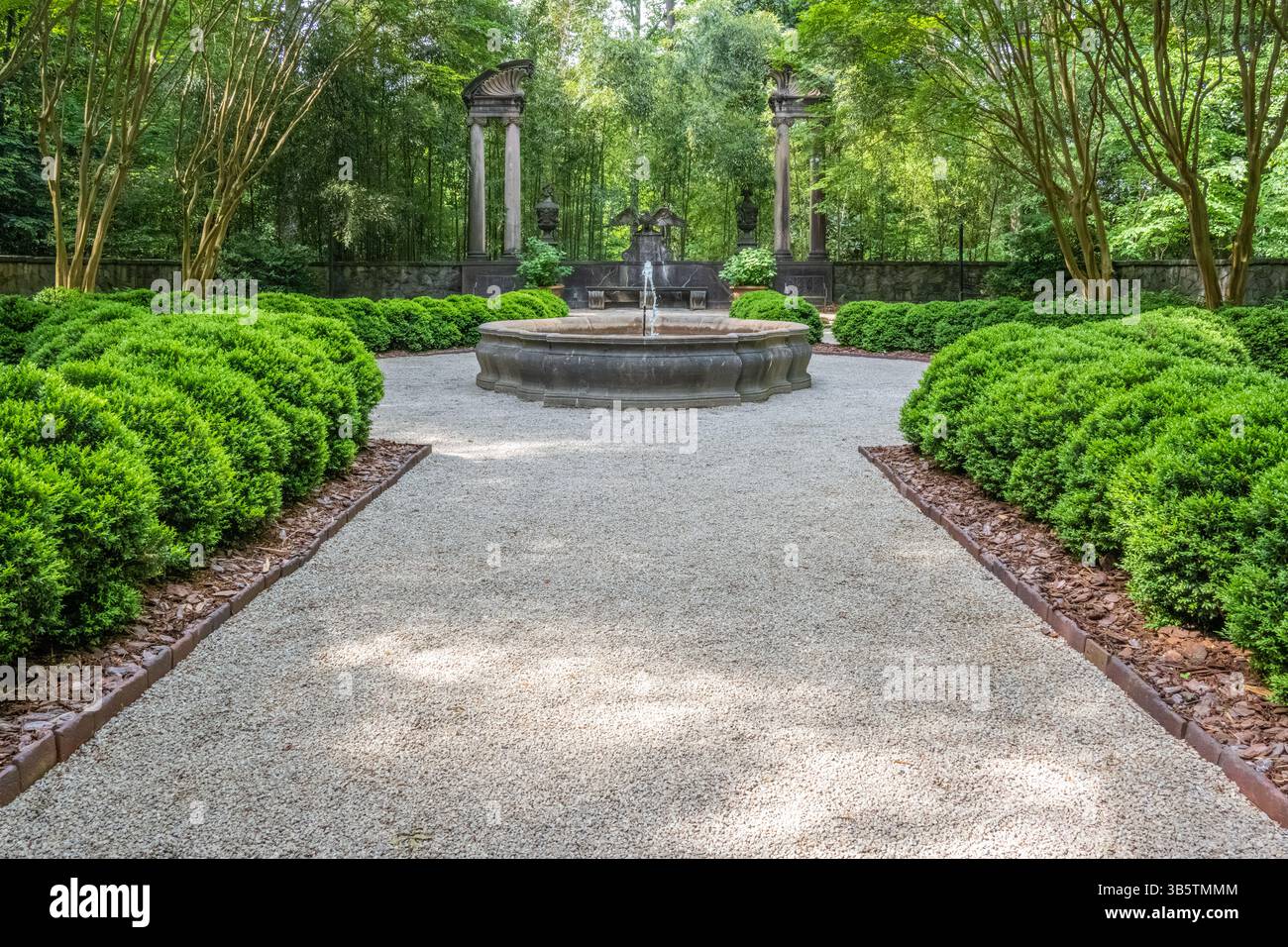 Swan House Garden presso la storica residenza di Swan House, ex casa degli anni '1920 di Edward ed Emily Inman, presso l'Atlanta History Center a Buckhead, Georgia. Foto Stock