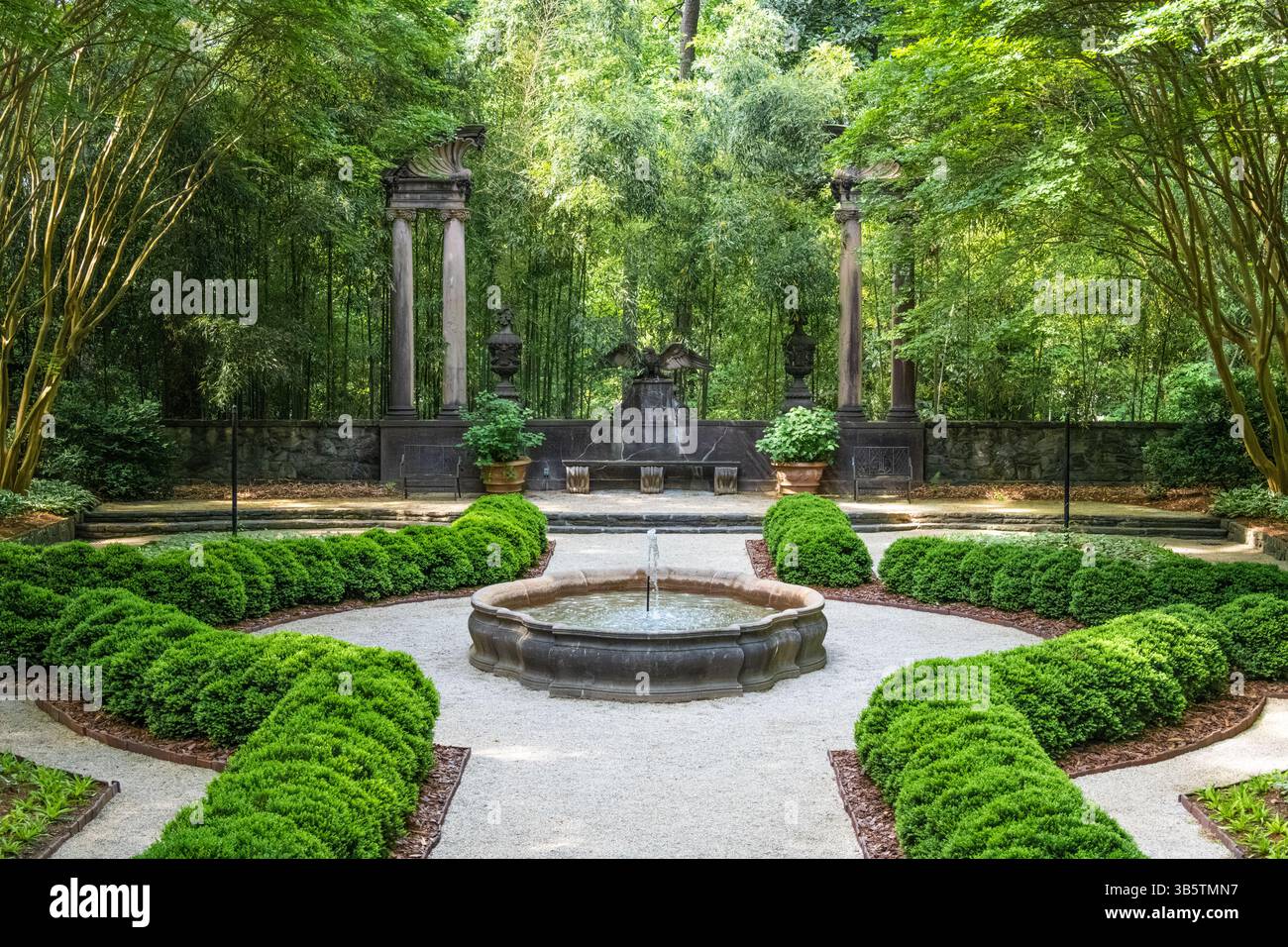 Swan House Garden presso la storica residenza di Swan House, ex casa degli anni '1920 di Edward ed Emily Inman, presso l'Atlanta History Center a Buckhead, Georgia. Foto Stock