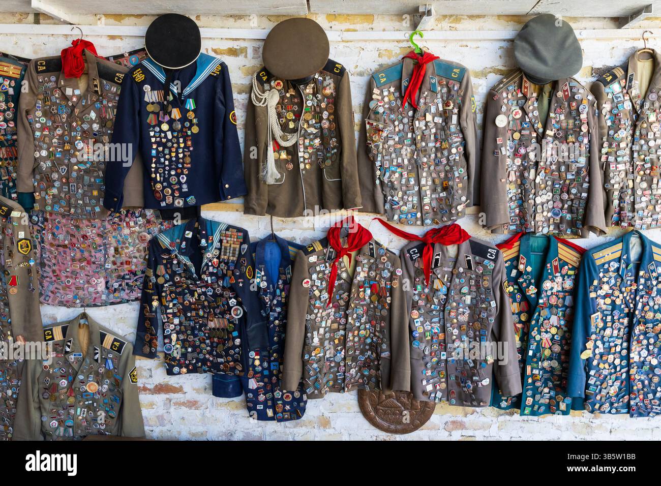 Vecchie uniformi dell'esercito rosso sovietico in mostra in vendita in un negozio di souvenir locale a Bukhara, Uzbekistan Foto Stock