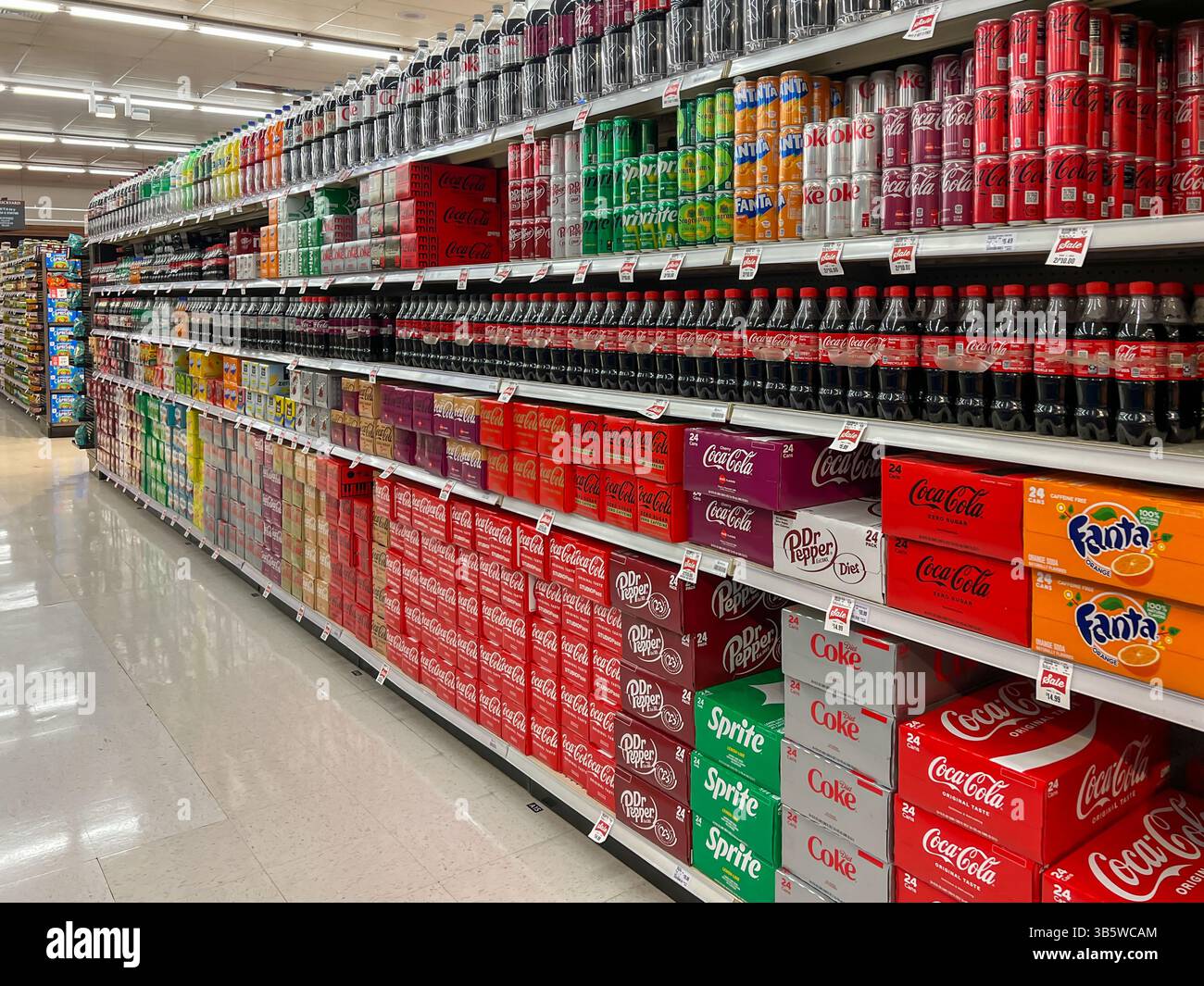 Varietà di bibite analcoliche e bottiglie sugli scaffali di un supermercato. Utah, Stati Uniti. Foto Stock