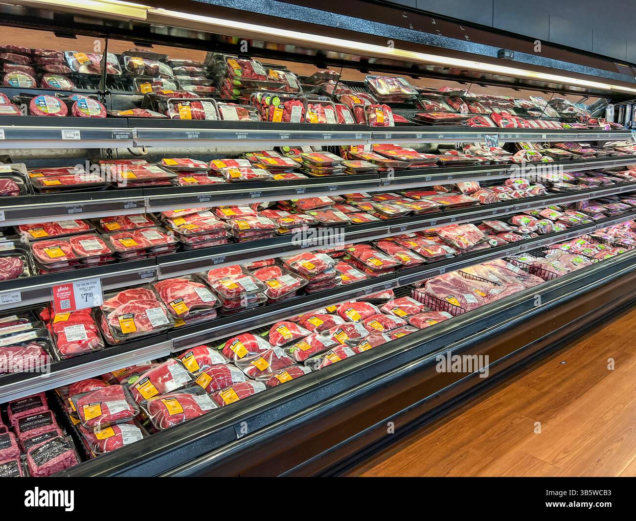 Varietà di carne cruda confezionata sugli scaffali di un supermercato. Salt Lake City, Utah, Stati Uniti. Foto Stock