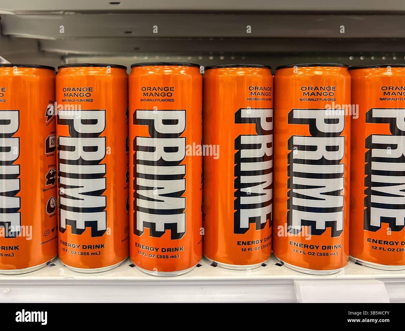 Prime Energy - lattine Orange Mango da 12.000 ml in vendita sugli scaffali di un supermercato. Pennsylvania, Stati Uniti. Foto Stock