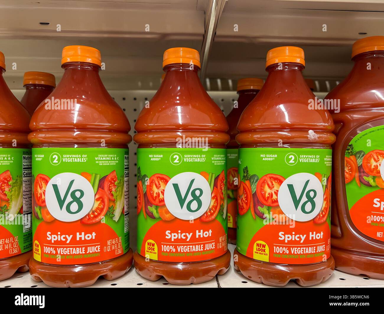 V8 Spicy Hot 100% succo di verdura, bottiglie da 46 ml in vendita sugli scaffali di un supermercato. Boston, Massachusetts, Stati Uniti. Foto Stock