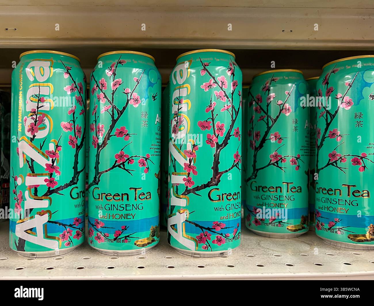 Tè verde dell'Arizona con Ginseng e miele da 260 ML in vendita sugli scaffali di un supermercato. Boston, Massachusetts, Stati Uniti. Foto Stock