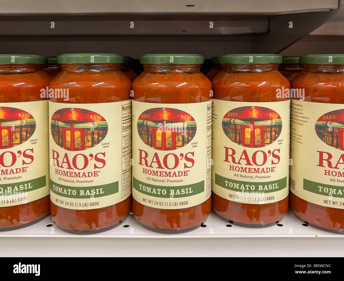 Rao's Homemade Rao's Tomato Basil Sauce, 32 bottiglie FL Oz in vendita sugli scaffali di un supermercato. Boston, Massachusetts Foto Stock