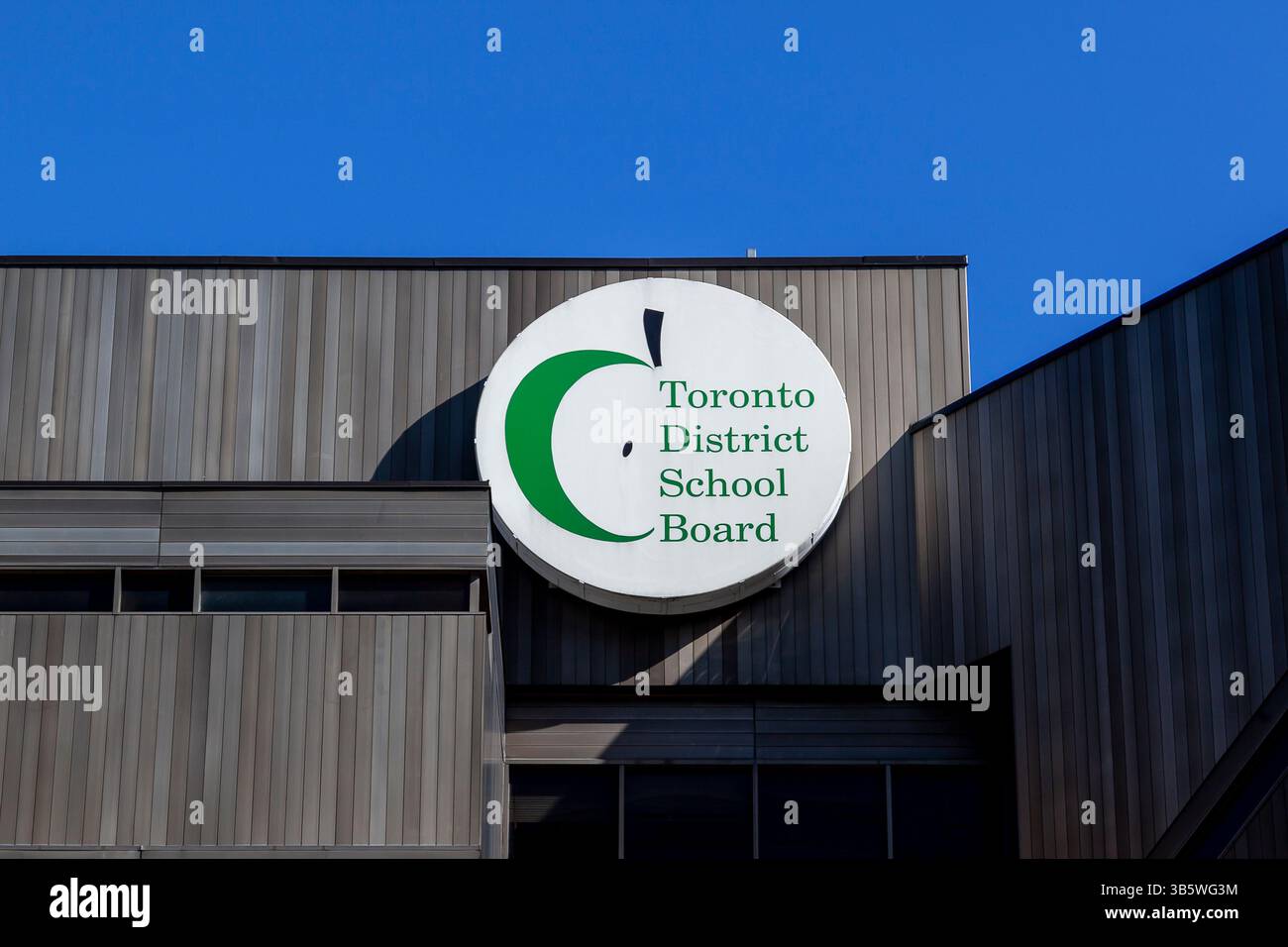 Primo piano del logo del Toronto District School Board (TDSB) sull'edificio della sede centrale di Toronto. Foto Stock