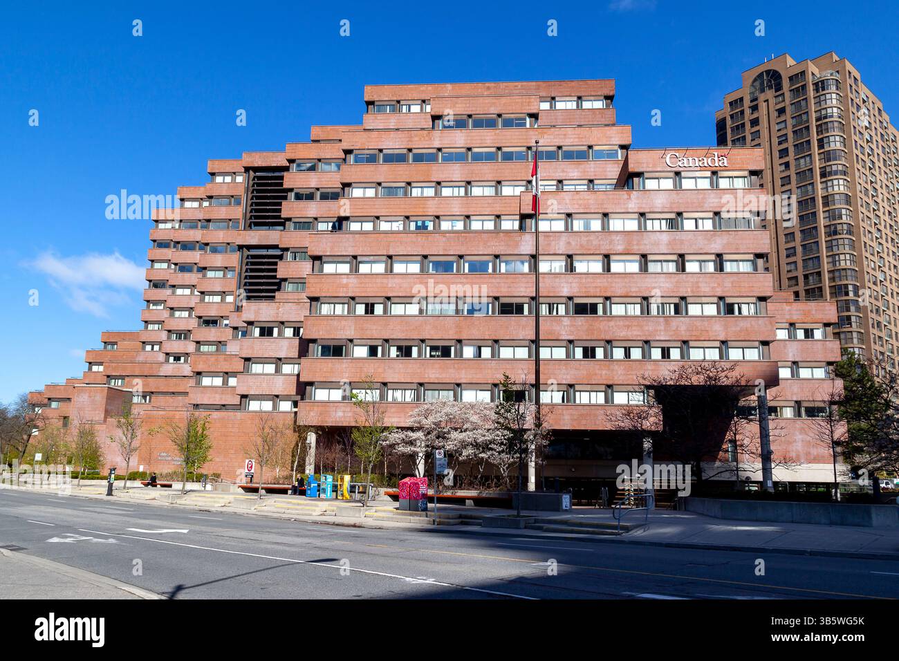 Il Government of Canada Building di Toronto, noto anche come Joseph Sheppard Federal Building, è un complesso di uffici del governo del Canada. Foto Stock