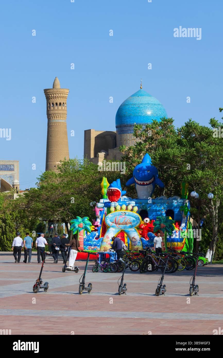 La Moschea di Kalan (1542) e il minareto di Kalyan (1127) a Bukhara, Uzbekistan Foto Stock