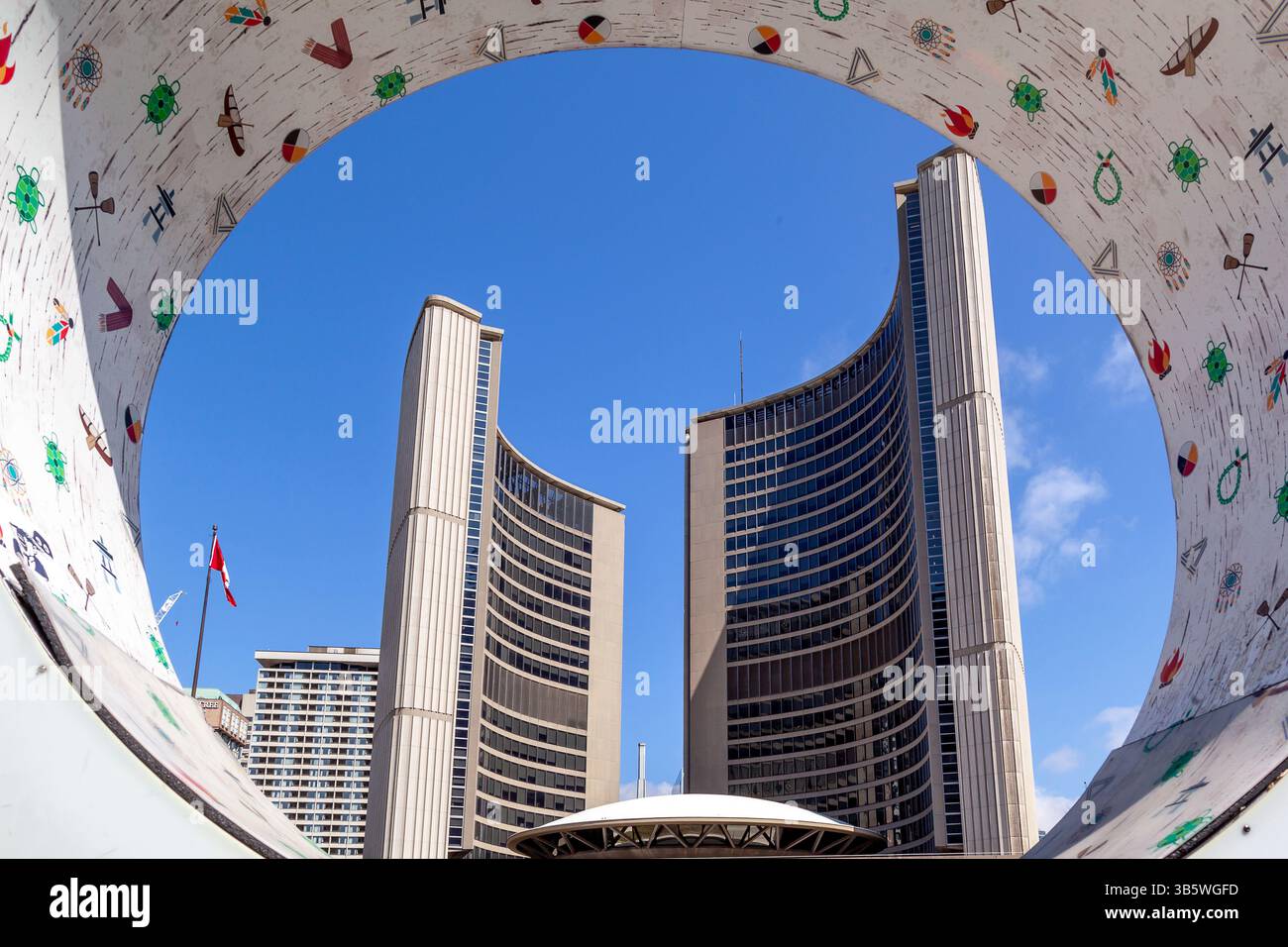 Il Municipio di Toronto vedendo attraverso la lettera "o" a Nathan Phillips Square. Toronto, Canada Foto Stock