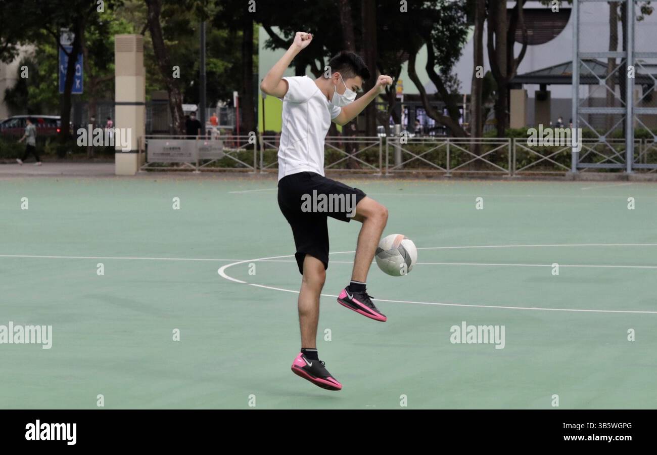 26 aprile 2022, HONG KONG, CINA: Un giovane che pratica la sua abilità calcistica al Victoria Park di Hong Kong. Attività sociali all'aperto stanno lentamente tornando mentre Covid-19 epidemia si sta stabilizzando nella città.April-26,2022Hong Kong.ZUMA/Liau Chung-Ren (immagine di credito: © Liau Chung-Ren/ZUMA Press Wire) Foto Stock