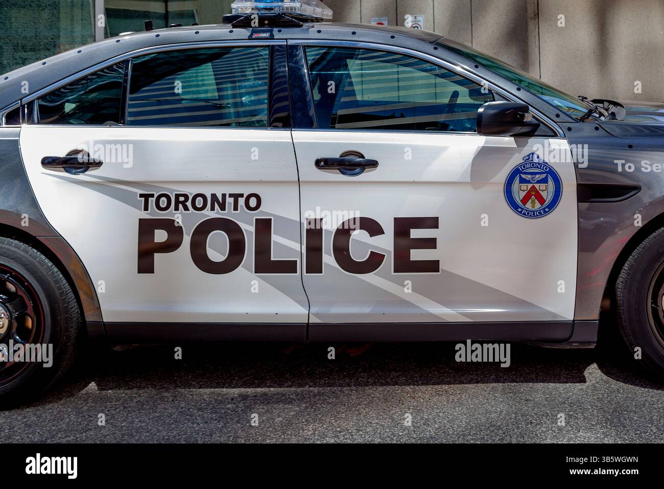 Vista laterale della polizia di Toronto. Il Toronto Police Service è il più grande servizio di polizia municipale del Canada. Foto Stock