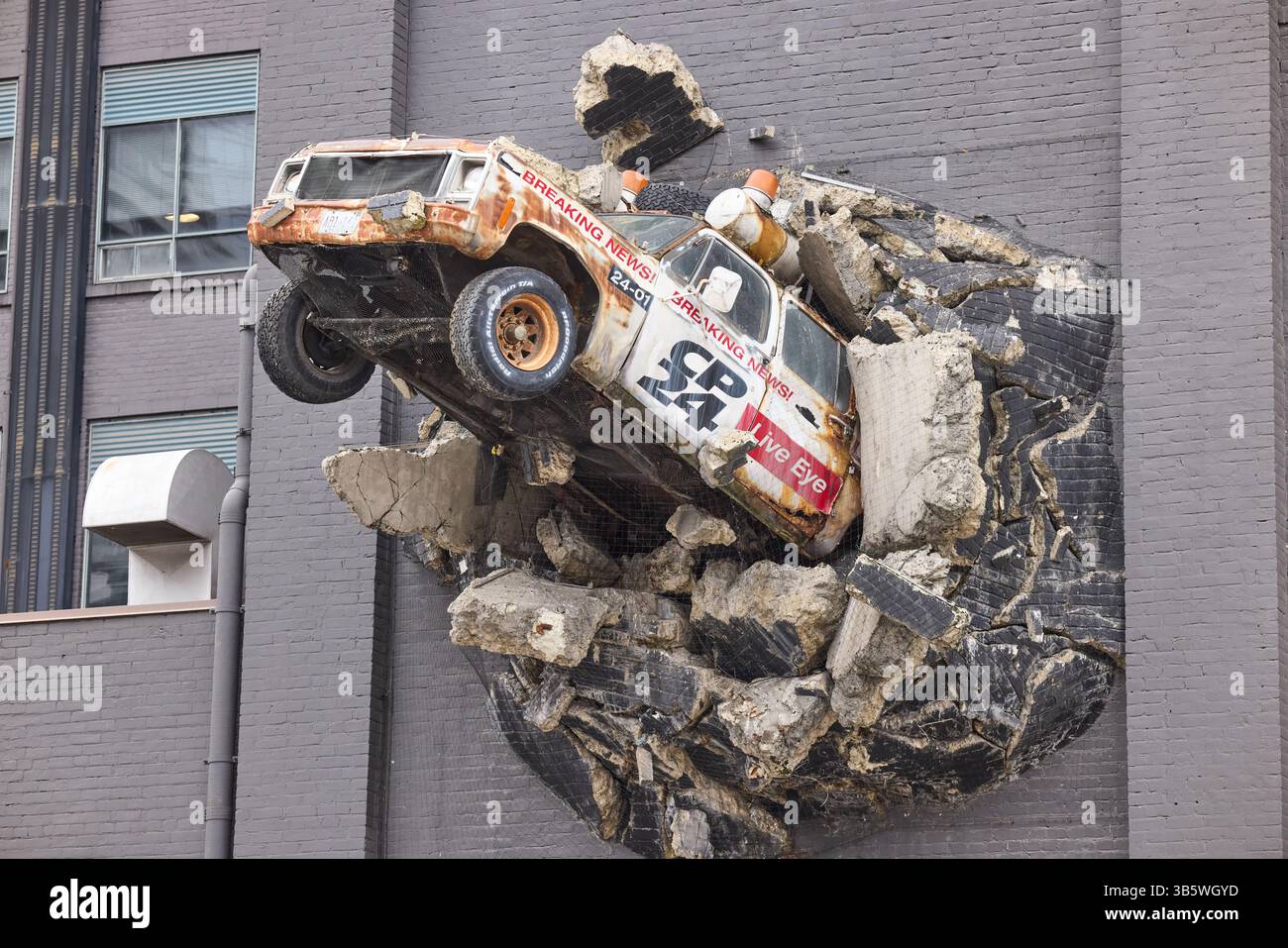 Toronto Canada, capitale della provincia canadese, Ontario, il furgone del gruppo di notizie CP24 è scoppiato fuori dall'isolamento del muro dell'ufficio Foto Stock