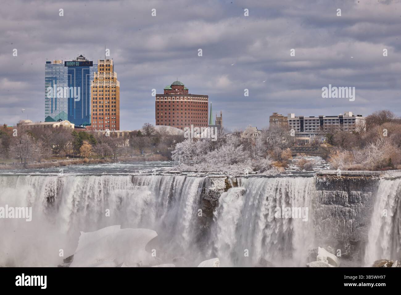 Cascate del Niagara Ontario canadese e New York al confine con gli Stati Uniti, cascate americane dal Canada Foto Stock