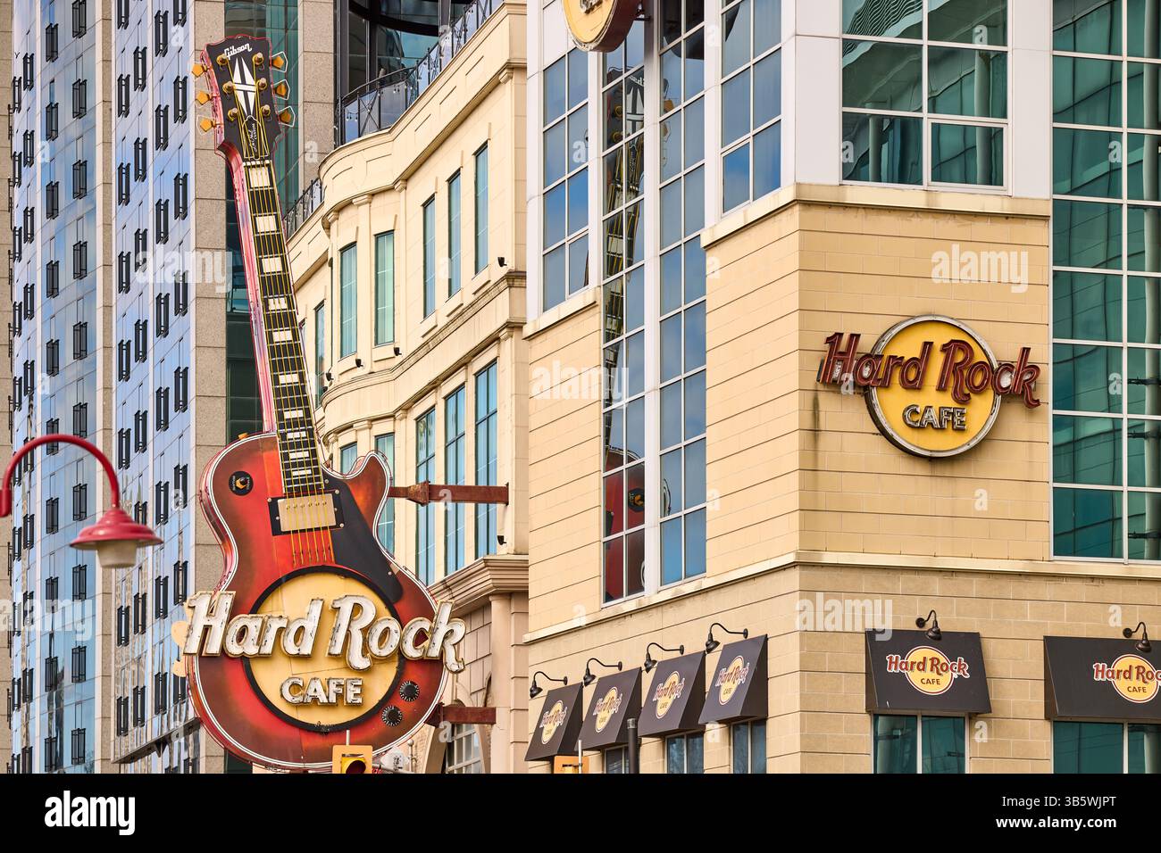 Cascate del Niagara Ontario canadese e New York al confine con gli Stati Uniti, Hard Rock Cafe Restaurant lato Canada Foto Stock