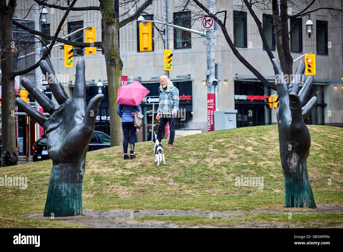 Toronto Canada, capitale della provincia canadese Ontario Berczy Park Luis Jacob dà il nome ufficiale Jacob's Ladder Foto Stock