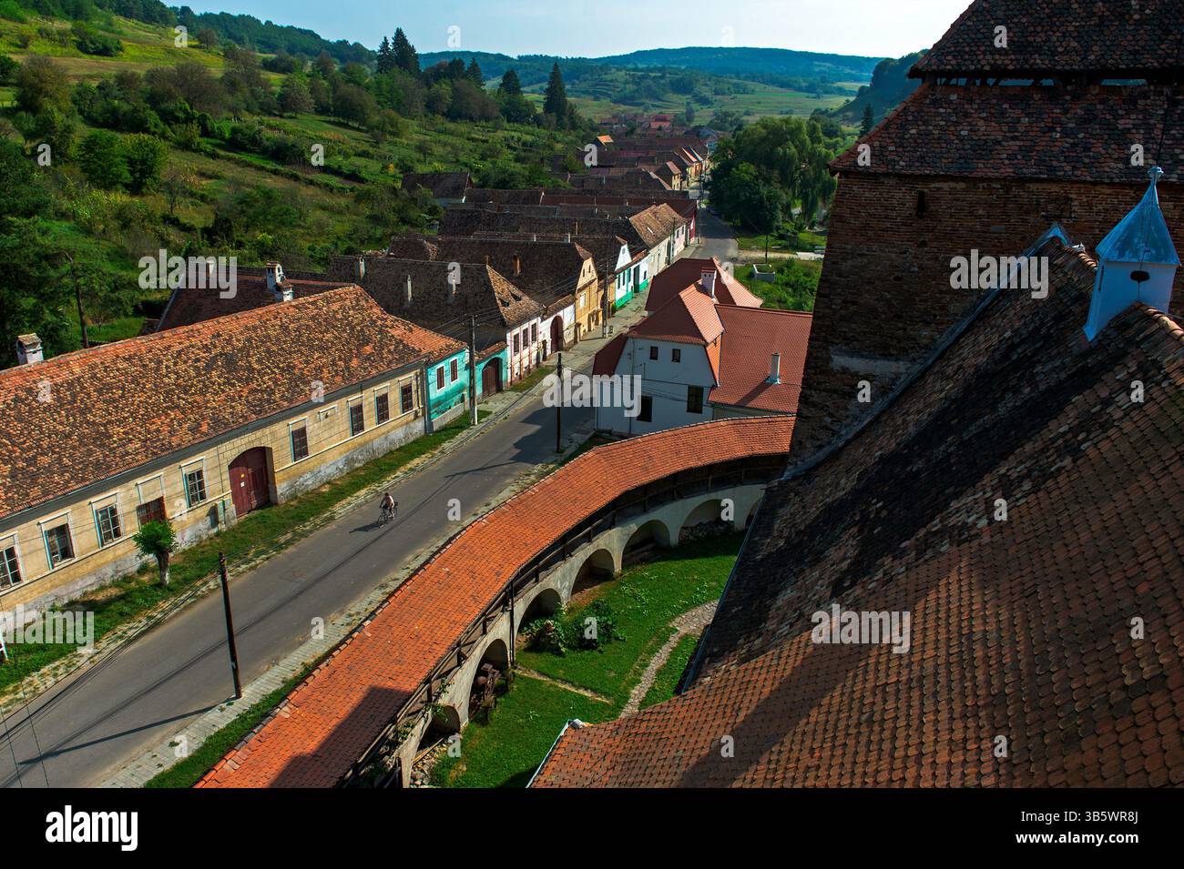 Una chiesa fortificata domina il villaggio medievale, Transilvania, Romania, Europa orientale Foto Stock