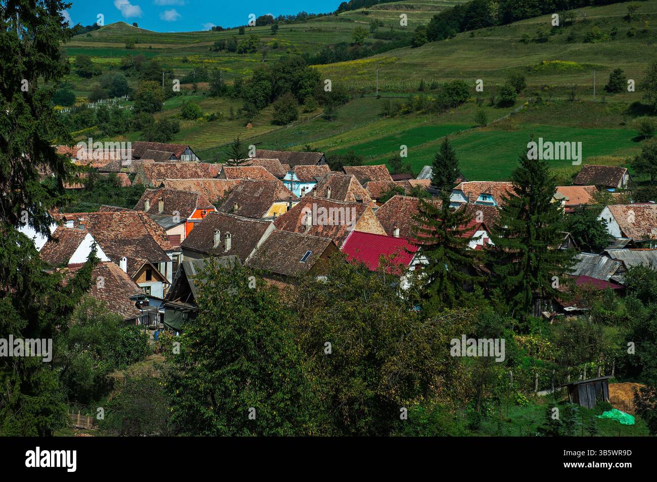 Una chiesa fortificata domina il villaggio medievale, Transilvania, Romania, Europa orientale Foto Stock