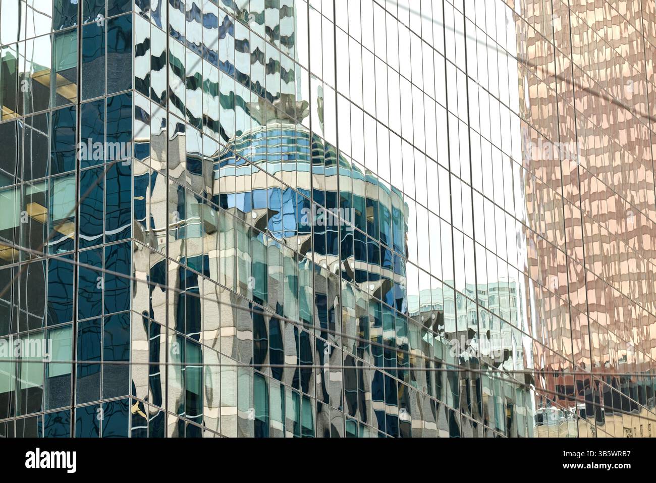 Toronto Canada, capitale della provincia canadese, Ontario First Canadian Place si riflette nelle finestre del Richmond-Adelaide Centre Foto Stock