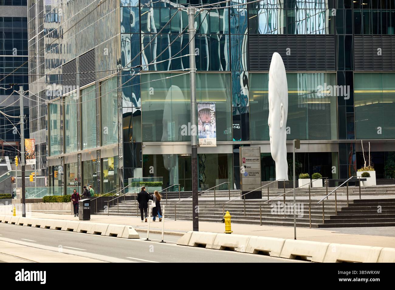 Toronto, capitale della provincia canadese, Ontario Sculpture: "Lucia" Dreaming by Jaume Plensa Foto Stock