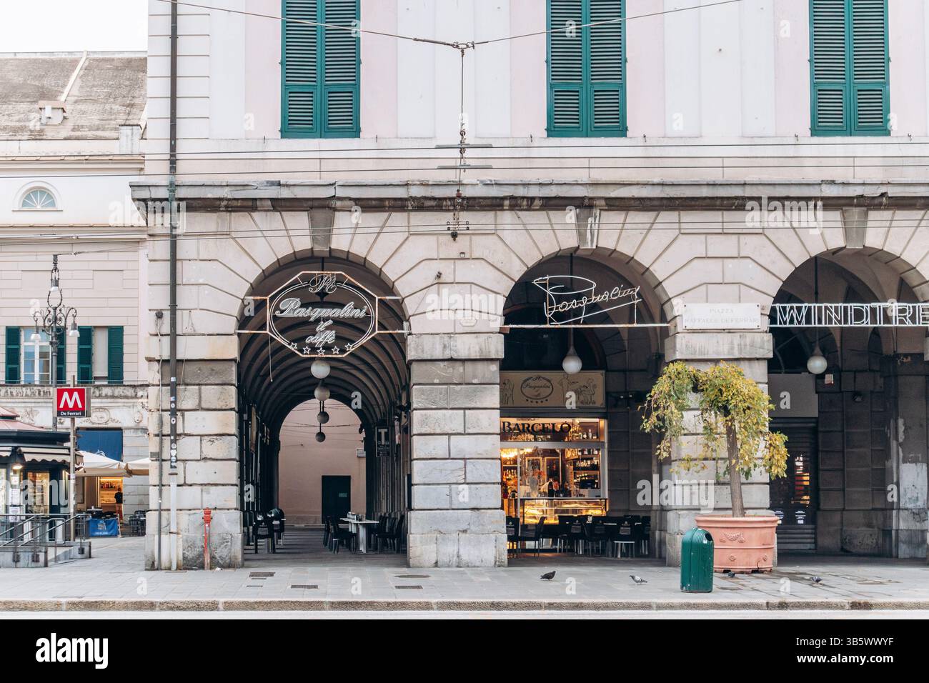 Genova, Italia - 22 settembre 2024: Eleganti facciate porticate ed edifici storici ornati costeggiano via XX settembre, la principale via dello shopping della città. Foto Stock