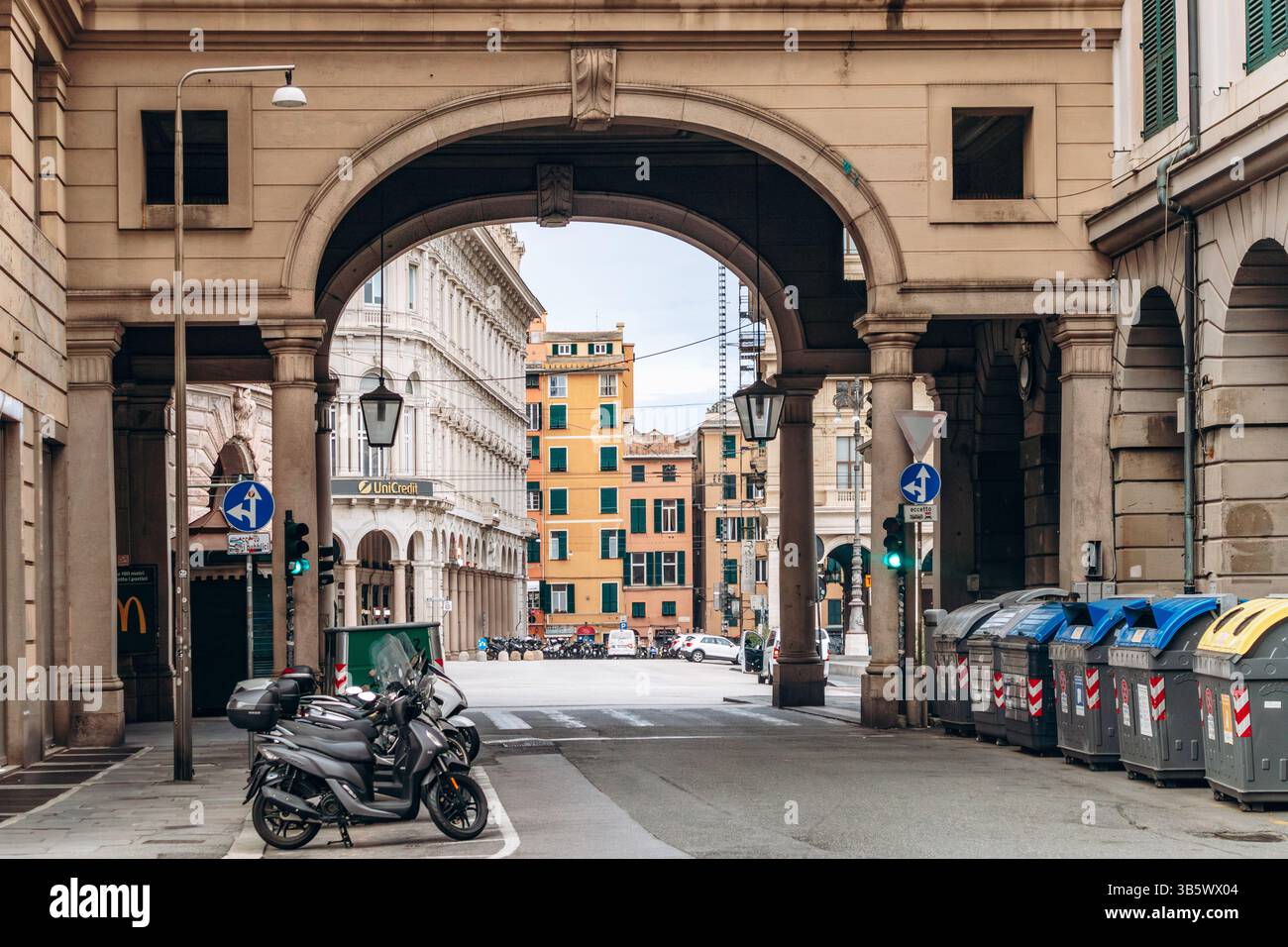 Genova, Italia - 22 settembre 2024: Eleganti facciate porticate ed edifici storici ornati costeggiano via XX settembre, la principale via dello shopping della città. Foto Stock