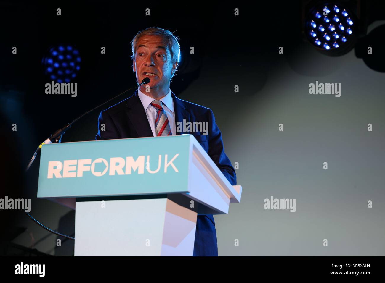 Kent, Regno Unito. La FATTORIA Hop Beltring. 2 maggio 2025. Reform UK Thank You event: Nigel Farage MP al Hop Faarm per una serata di musica dal vivo, discorsi e balli. Crediti: Anfisa Polyushkevych/Alamy Live News Foto Stock