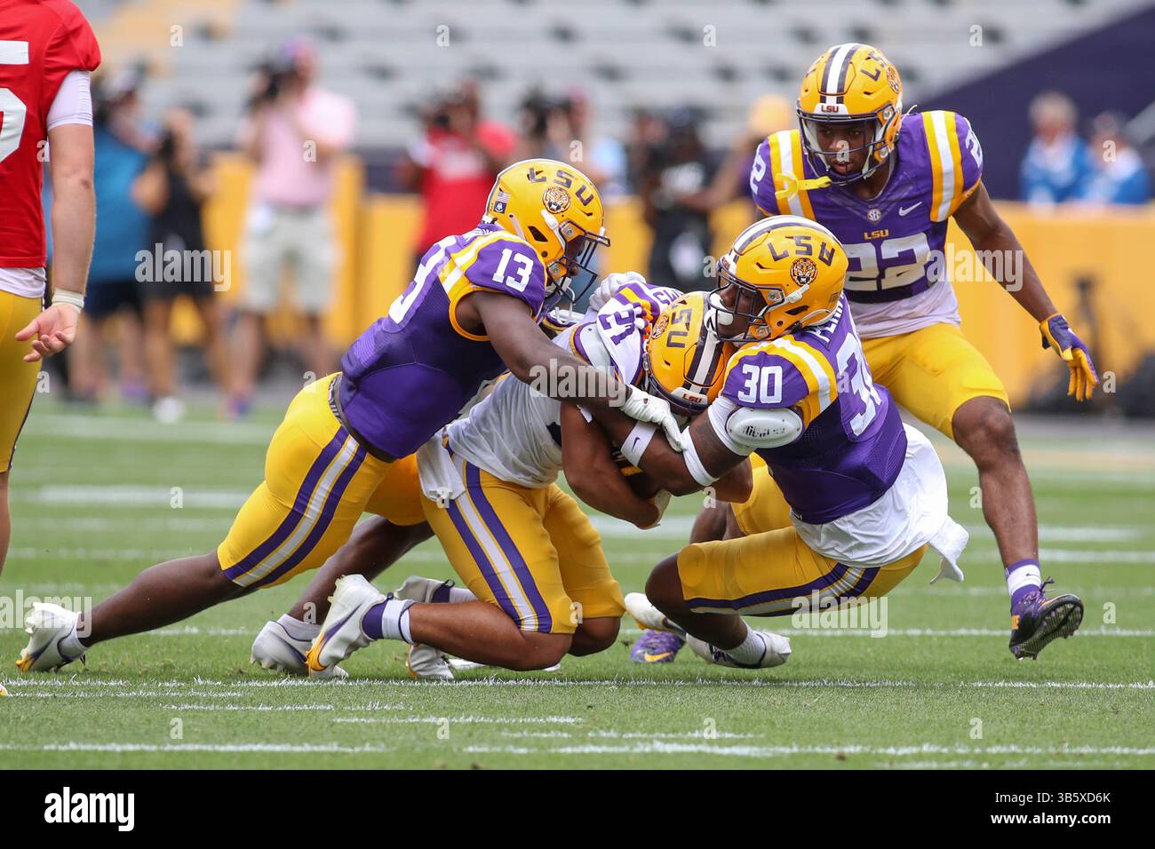 23 aprile 2022: Il running back della LSU Josh Williams (27) viene placcato dai difensori Joe Foucha (13), Mekhi Garner (22) e Greg Penn III (30) durante la National L Club LSU Football Spring Game al Tiger Stadium di Baton Rouge, LOUISIANA. Jonathan Mailhes/CSM(immagine di credito: © Jonathan Mailhes/CSM via ZUMA Press Wire) Foto Stock