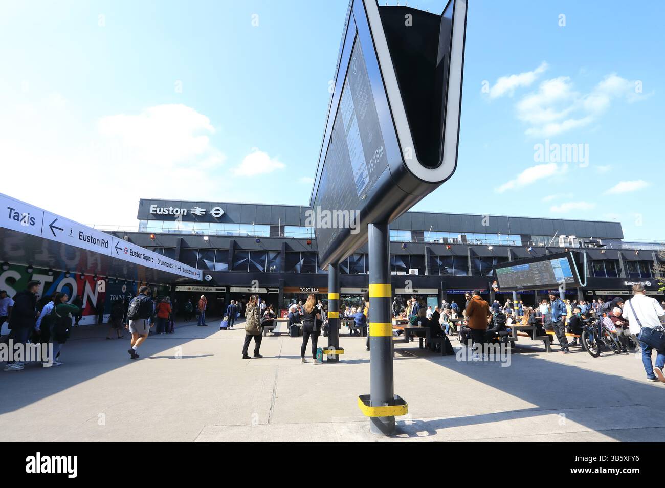 L'atrio si trova di fronte alla stazione ferroviaria e della metropolitana di Euston, nel nord di Londra, Regno Unito Foto Stock
