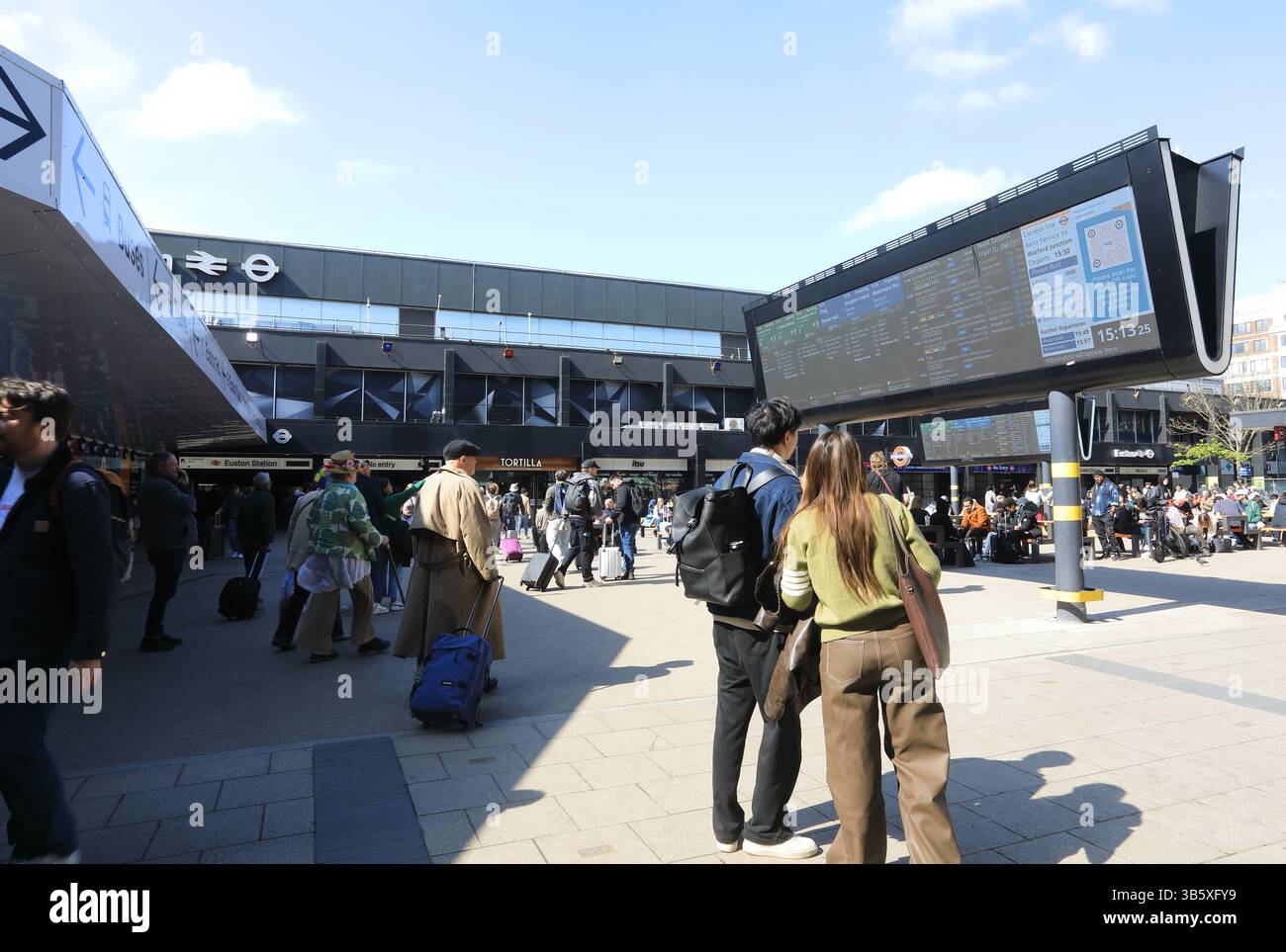 L'atrio si trova di fronte alla stazione ferroviaria e della metropolitana di Euston, nel nord di Londra, Regno Unito Foto Stock