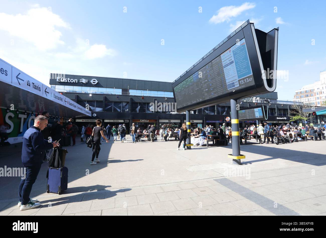 L'atrio si trova di fronte alla stazione ferroviaria e della metropolitana di Euston, nel nord di Londra, Regno Unito Foto Stock