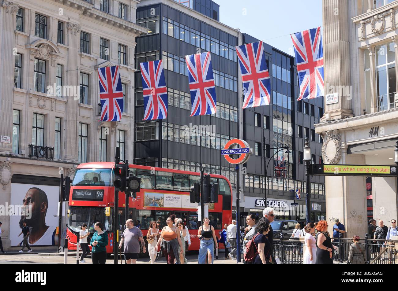 Union Jacks sorvolando Regents e Oxford Street per commemorare la commemorazione di quest'anno del VE Day nel centro di Londra, Regno Unito Foto Stock