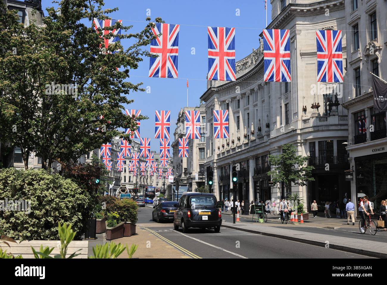 Union Jacks sorvolando Regents e Oxford Street per commemorare la commemorazione di quest'anno del VE Day nel centro di Londra, Regno Unito Foto Stock