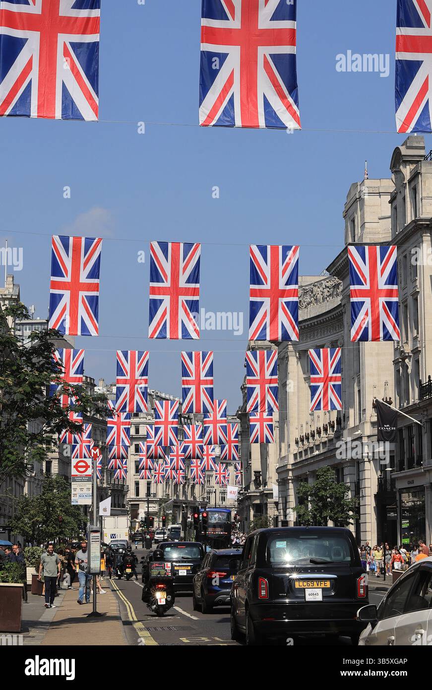 Union Jacks sorvolando Regents e Oxford Street per commemorare la commemorazione di quest'anno del VE Day nel centro di Londra, Regno Unito Foto Stock