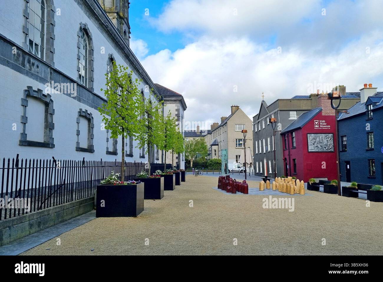 Vista di Cathedral Square con museo e scacchiera nell'area storica del "Triangolo vichingo" nella città portuale di Waterford, Irlanda Foto Stock
