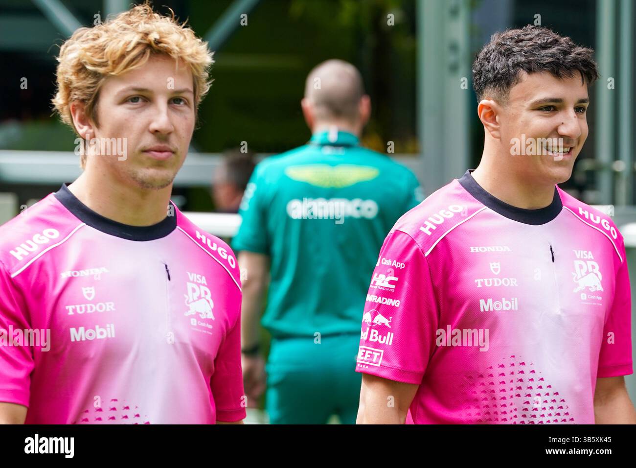 Miami, Florida, Stati Uniti. 2 maggio 2025. Liam Lawson (NZL) (L) e Isack Hadjar (fra) del Visa Cash App Racing Bulls Formula One Team arrivano in vista della sessione di prove libere durante il Gran Premio di F1 2025 di Miami all'autodromo internazionale di Miami. (Credit Image: © Debby Wong/ZUMA Press Wire) SOLO PER USO EDITORIALE! Non per USO commerciale! Foto Stock
