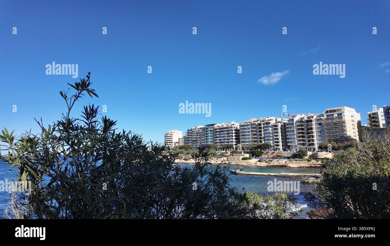 Vista degli appartamenti, degli hotel di Sliema e di Fort Tigne . Foto di alta qualità Foto Stock