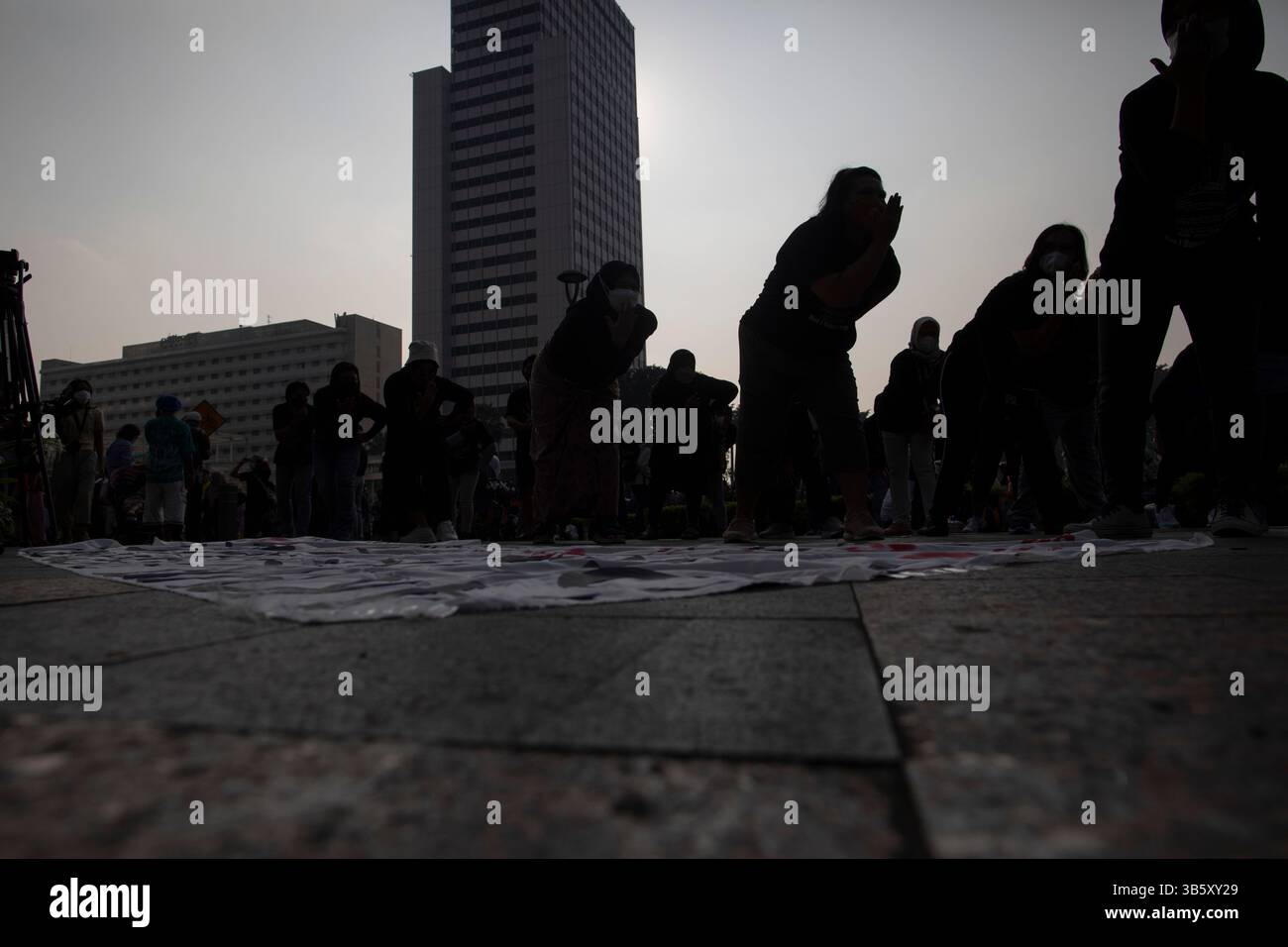 31 luglio 2022, Giacarta, Giacarta, Indonesia: Giacarta, Indonesia, 31 luglio 2022: in commemorazione della giornata mondiale contro il traffico, l'Unione indonesiana dei lavoratori migranti ha svolto un'attività di risposta effettiva tenendo un flashmob alla rotonda dell'Hotel Indonesia, Jakarta. (Immagine di credito: © Donal Husni/ZUMA Press Wire) Foto Stock