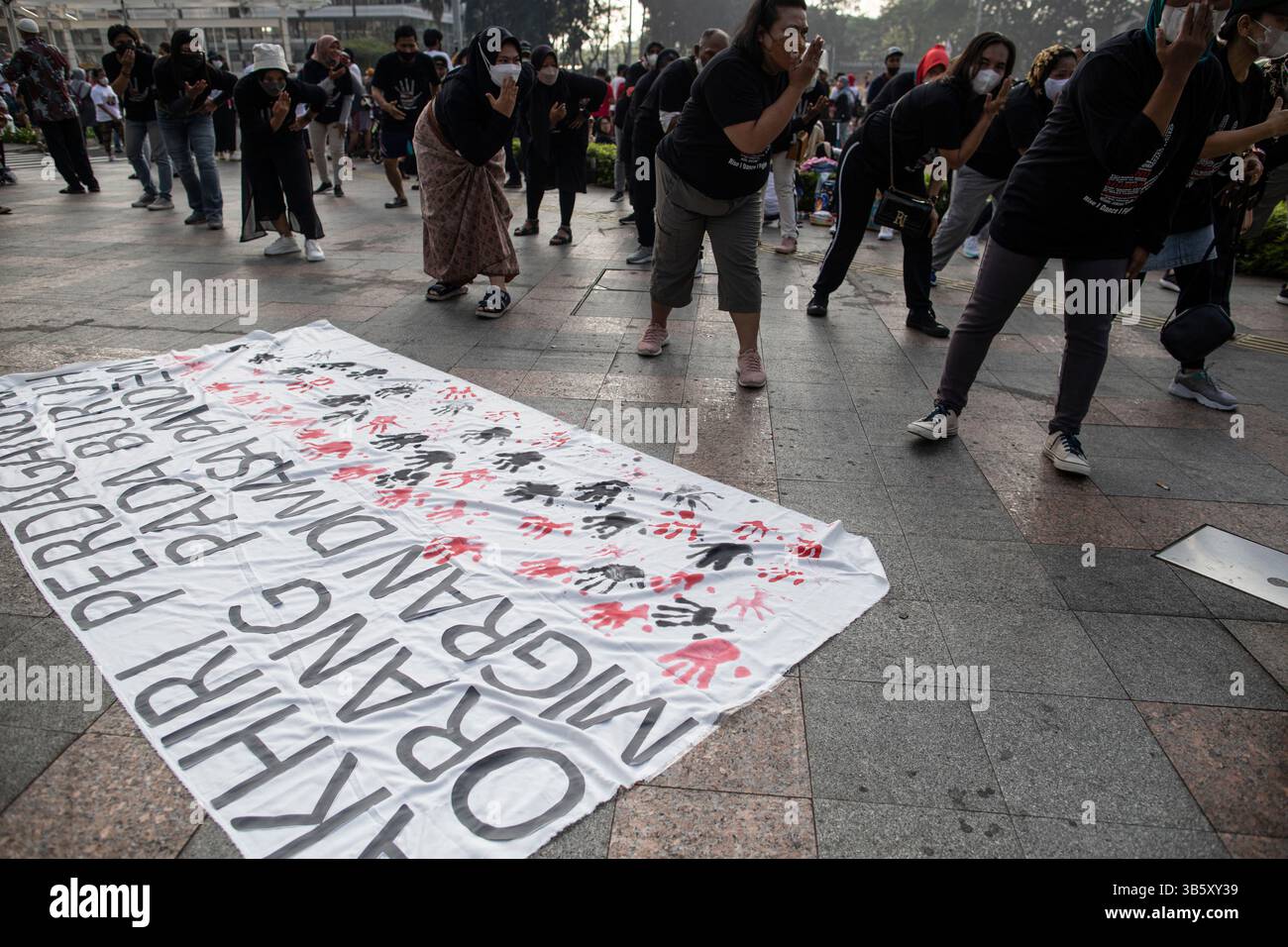 31 luglio 2022, Giacarta, Giacarta, Indonesia: Giacarta, Indonesia, 31 luglio 2022: in commemorazione della giornata mondiale contro il traffico, l'Unione indonesiana dei lavoratori migranti ha svolto un'attività di risposta effettiva tenendo un flashmob alla rotonda dell'Hotel Indonesia, Jakarta. (Immagine di credito: © Donal Husni/ZUMA Press Wire) Foto Stock