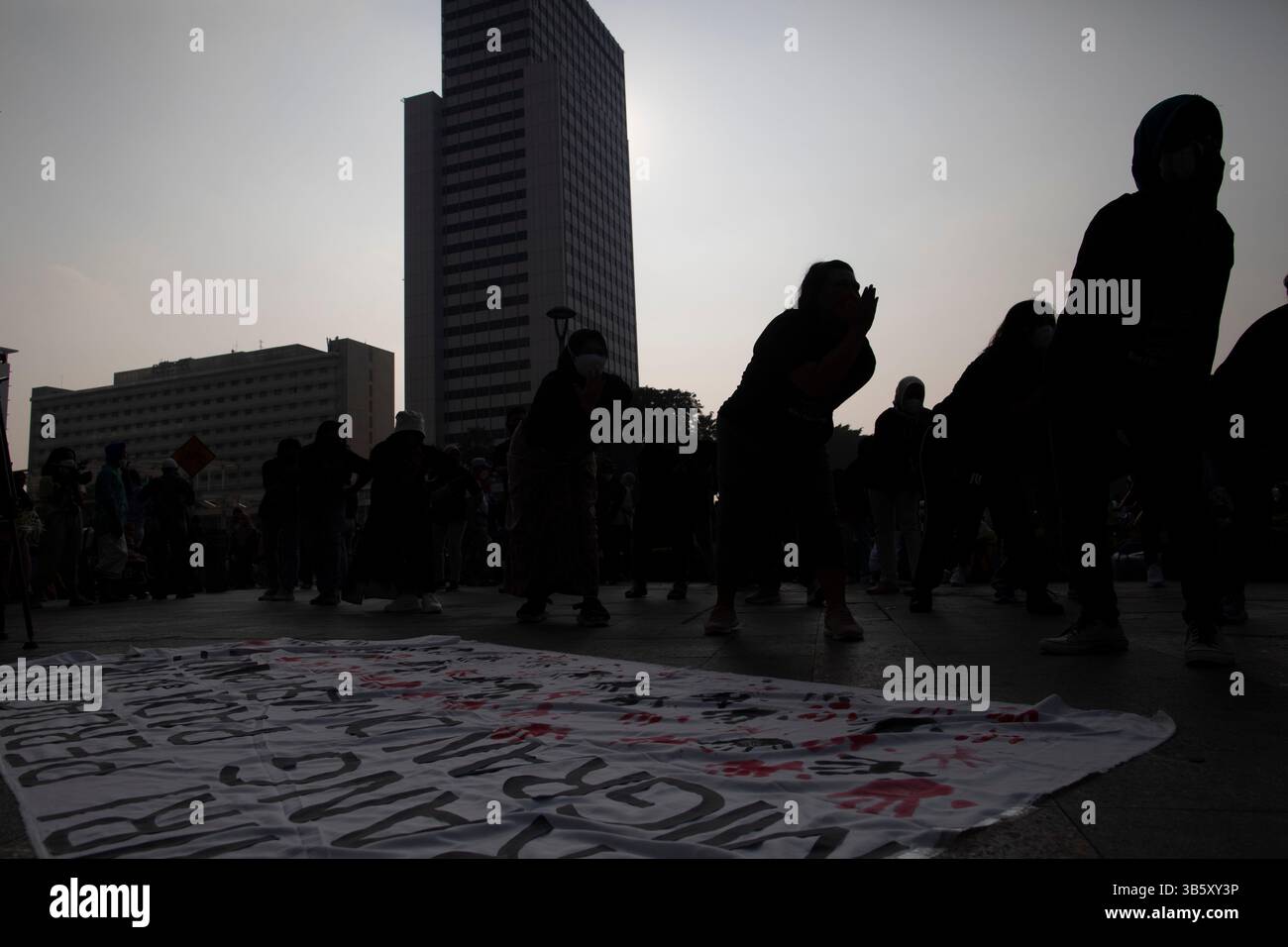 31 luglio 2022, Giacarta, Giacarta, Indonesia: Giacarta, Indonesia, 31 luglio 2022: in commemorazione della giornata mondiale contro il traffico, l'Unione indonesiana dei lavoratori migranti ha svolto un'attività di risposta effettiva tenendo un flashmob alla rotonda dell'Hotel Indonesia, Jakarta. (Immagine di credito: © Donal Husni/ZUMA Press Wire) Foto Stock