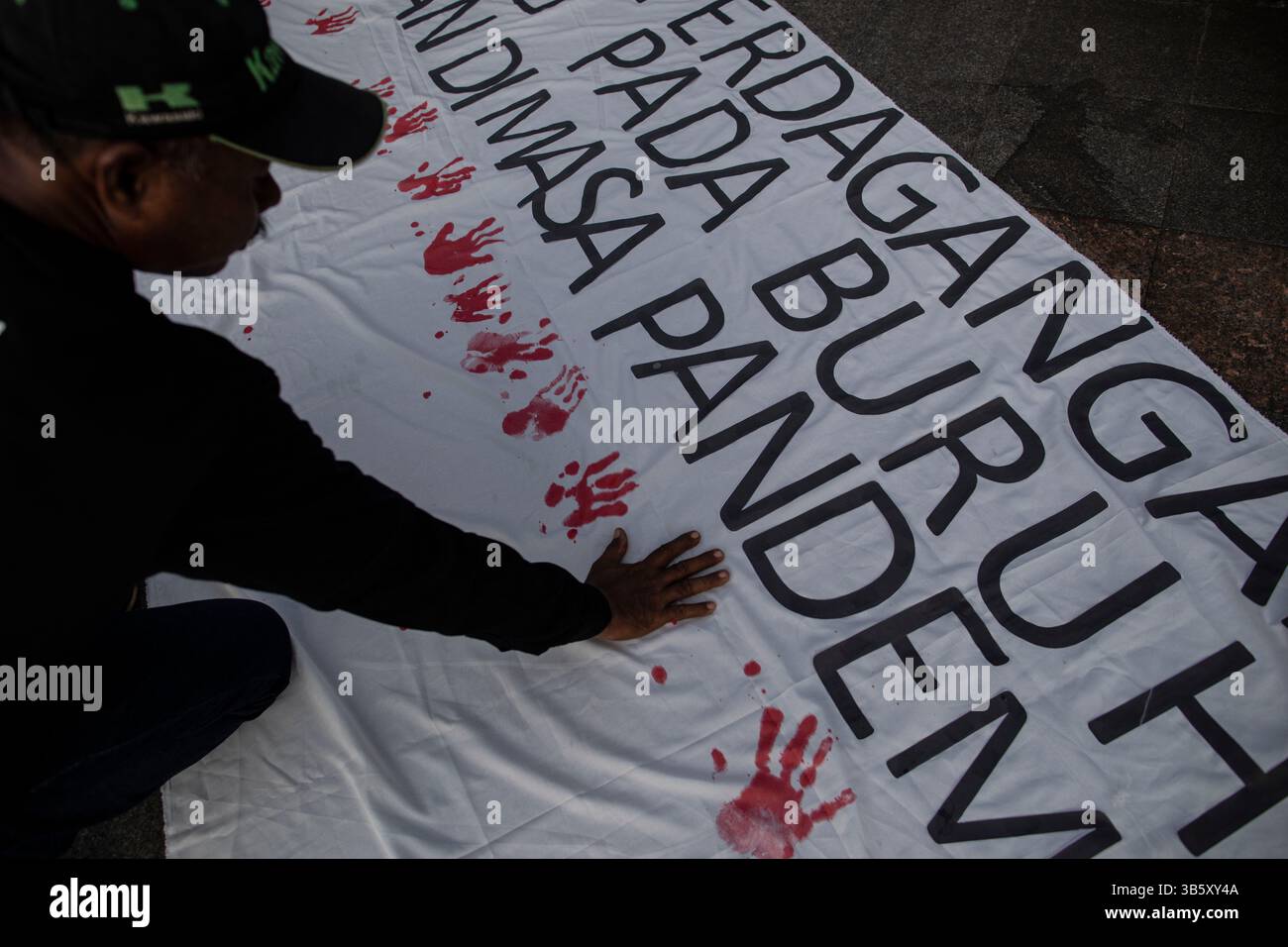 31 luglio 2022, Giacarta, Giacarta, Indonesia: Giacarta, Indonesia, 31 luglio 2022: in commemorazione della giornata mondiale contro il traffico, l'Unione indonesiana dei lavoratori migranti ha svolto un'attività di risposta effettiva tenendo un flashmob alla rotonda dell'Hotel Indonesia, Jakarta. (Immagine di credito: © Donal Husni/ZUMA Press Wire) Foto Stock