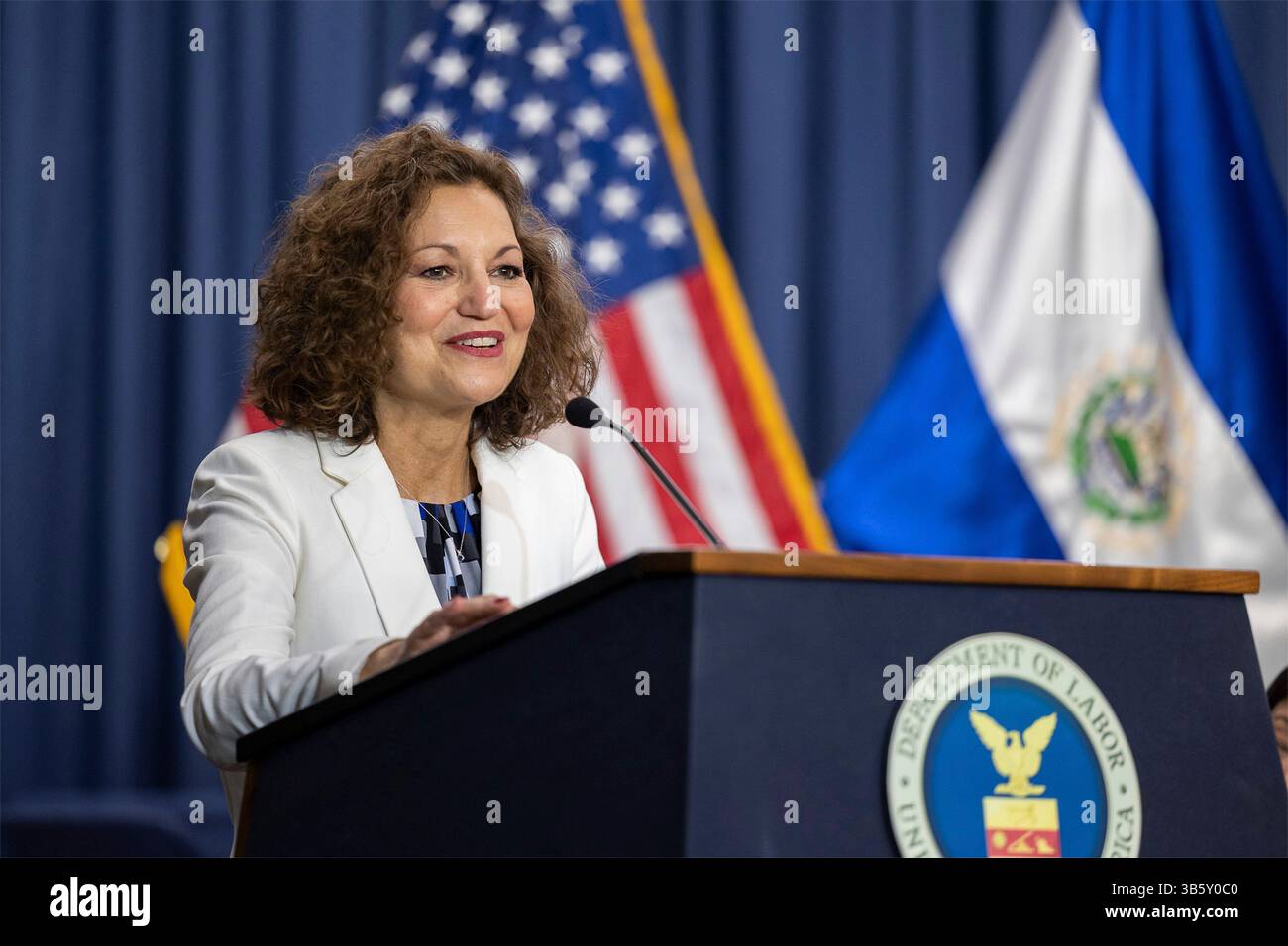 10 maggio 2022, Washington, DC, Stati Uniti d'America: Il General Counsel della NLRB Jennifer Abruzzo pronuncia le sue osservazioni alla cerimonia di firma del programma di partenariato consolare presso la sede del Dipartimento del lavoro degli Stati Uniti, 10 maggio 2022 a Washington, D.C. il CPP fornisce protezione ai lavoratori migranti negli Stati Uniti. (Immagine di credito: © Alyson Fligg/Dept of/Planet Pix via ZUMA Press Wire) Foto Stock 10 maggio 2022, Washington, DC, Stati Uniti d'America: Il General Counsel della NLRB Jennifer Abruzzo pronuncia le sue osservazioni alla cerimonia di firma del programma di partenariato consolare presso la sede del Dipartimento del lavoro degli Stati Uniti, 10 maggio 2022 a Washington, D.C. il CPP fornisce protezione ai lavoratori migranti negli Stati Uniti. (Immagine di credito: © Alyson Fligg/Dept of/Planet Pix via ZUMA Press Wire) Foto Stock