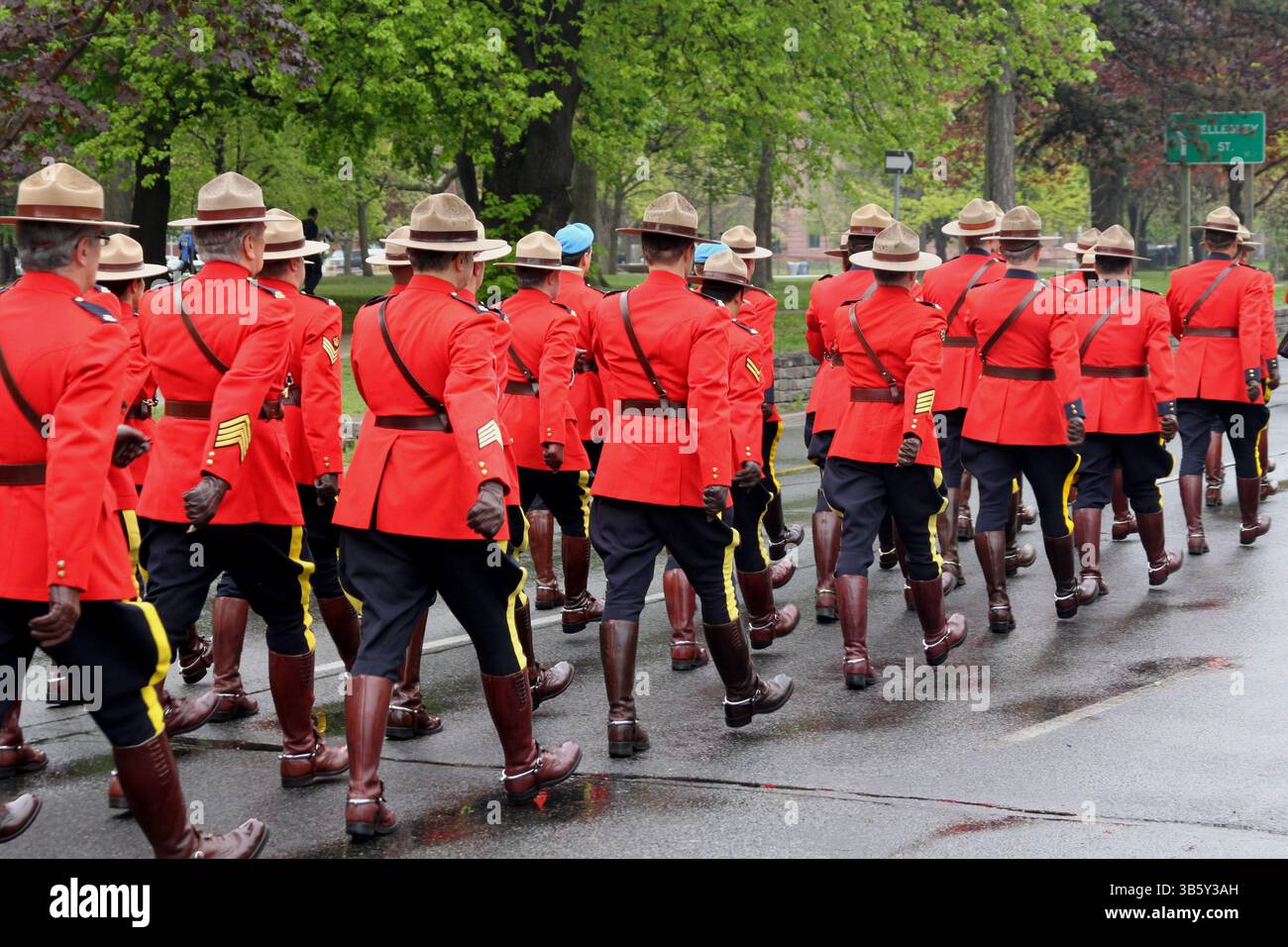 Toronto, Canada - la polizia in rosso le uniformi RCMP marciano in una parata Foto Stock